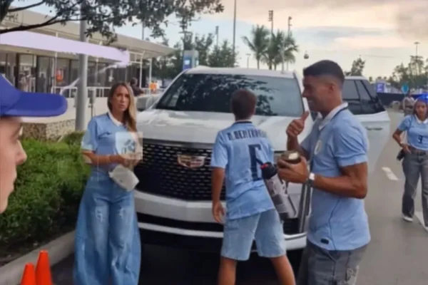 Luis Suárez vio Uruguay-Arabia desde el estadio y sorprendió con su camiseta