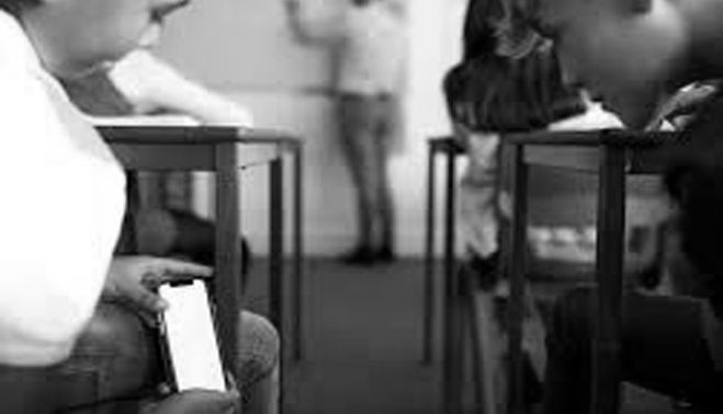 Debate sobre el uso de celulares en las aulas vuelve a la agenda educativa y parlamentaria