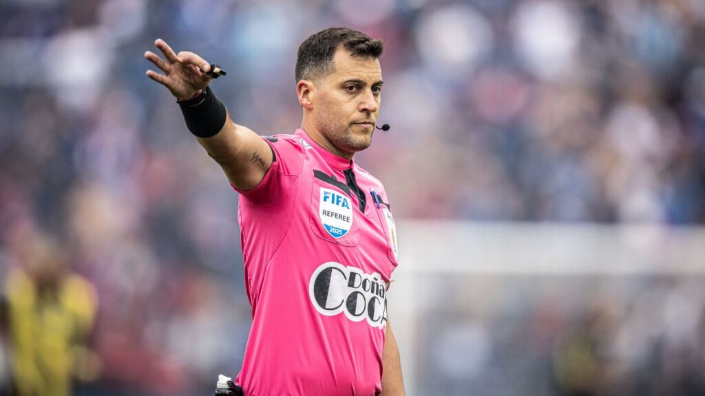 Uruguay tendrá presencia arbitral en el Mundial: Gustavo Tejera dirigirá el duelo entre México y Corea del Sur