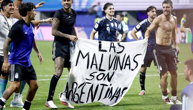 FIFA ABRIRÁ UN EXPEDIENTE DISCIPLINARIO A ARGENTINA POR EXHIBIR UNA BANDERA SOBRE LAS ISLAS MALVINAS
