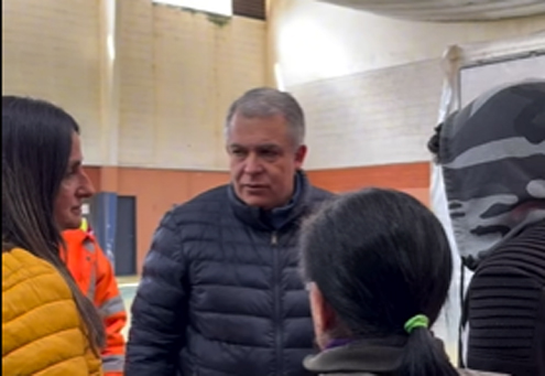 INTENDENTE DE TREINTA Y TRES, MARIO SILVERA, JUNTO A LAS FAMILIAS EVACUADAS