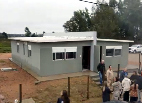LAS LLAVES DE UN NUEVO COMIENZO: 28 FAMILIAS YA TIENEN SU CASA EN TREINTA Y TRES