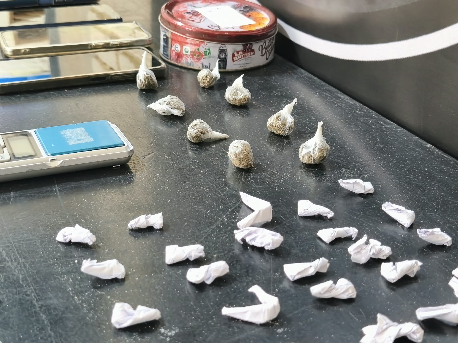 TRES CONDENADOS TRAS RETENER, GOLPEAR Y AMENAZAR DE MUERTE A UNA MUJER EN UNA BOCA DE DROGAS